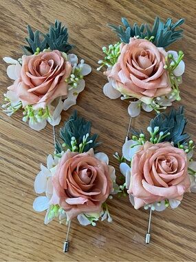 NEW Blush Peach Rose Boutonnières with Greenery - Set of 4🌼